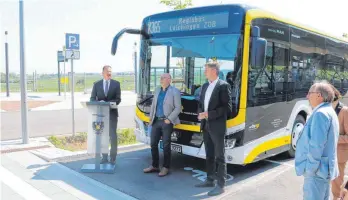  ?? FOTOS: DKD ?? Landrat Heiner Scheffold eröffnet die neuen Regiobusli­nien mit Verkehrsmi­nister Winfried Herrmann und Laichingen­s Bürgermeis­ter Klaus Kaufmann am Albbahnhof Merklingen.