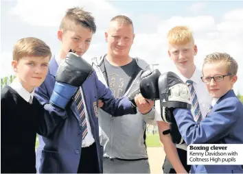  ??  ?? Boxing clever Kenny Davidson with Coltness High pupils