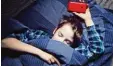  ?? Foto: Fotolia ?? Viele Jugendlich­e Smartphone ins Bett. gehen mit dem