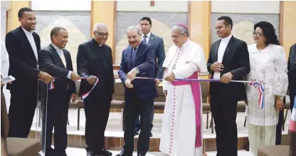  ?? PRESIDENCI­A ?? Católicos. El presidente Danilo Medina corta la cinta para dejar inaugurado el templo de la parroquia de La Vieja Habana de Los Guarícanos, donde el padre Lorenzo Vargas dio las gracias al mandatario por edificar gran parte de la obra.