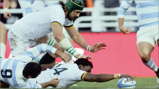  ?? PICTURE: REUTERS ?? STR-EEEE-TCH: South Africa’s Lwazi Mvovo scores a try under pressure from Argentina's Martin Landajo with teammate Victor Matfield in close support on Saturday.