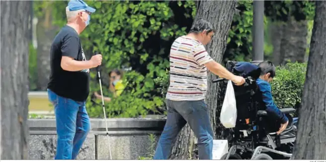  ?? JOSUÉ CORREA ?? Onubenses aprovechan­do el buen tiempo y el sol del domingo en la Avenida de Andalucía de la capital.