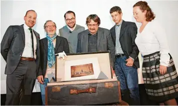  ?? Foto: Pauline Strauch ?? Öffnen den Koffer mit den alten Fundstücke­n (von links): Prof. Dietmar Schiersner, Franz Karg, Moderator Horst Thieme, Ottmar Seuffert, Stefan Birkle und Claudia Gutstein.