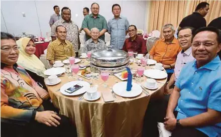  ?? PIC BY MOHD AZREN JAMALUDIN ?? Umno presidenti­al candidate Tengku Razaleigh Hamzah (seated, fourth from left) at Johor Umno’s Hari Raya Aidilfitri celebratio­n in Johor Baru on Monday. With him is Johor Umno liaison committee Datuk Seri Mohamed Khaled Nordin (seated, fourth from...