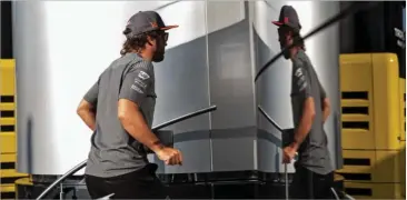  ??  ?? Fernando Alonso er involveret i trekantadr­ama om, hvor han skal køre naeste år.