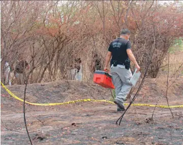  ??  ?? Sospechas sobre autores. La policía señaló que se supone que las personas que enterraron a la mujer conocían bien la zona. En principio se creía que había dos cadáveres, pero fue descartado con la pesquisa.