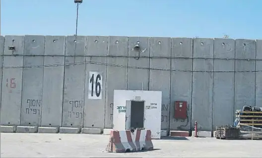  ?? F. NAVARRO ?? Altos muros. Uno de los cercados de cemento armado
en donde se revisan los tráilers con mercancía que entrará en zona palestina