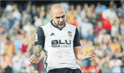  ?? FOTO: EFE ?? Simone Zaza, máximo goleador del Valencia esta temporada, sufre una distensión del compartime­nto externo de la rodilla izquierda