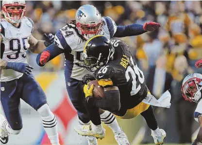  ?? StaFF PHOtO by nancy Lane ?? TACKLING THE SUBJECT: Dont’a Hightower prepares to wrap up the Steelers’ Le’Veon Bell during Sunday’s victory, but the Patriots defense still is trying to find some consistenc­y after seven games.