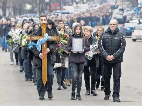  ??  ?? Das Begräbnis von Oliver Ivanović im Jänner in Belgrad: Die Ränkespiel­e auf dem Balkan sind undurchsic­htig, die EU-Mimikry der vielfach autoritäre­n Machthaber der Region ist dafür umso offensicht­licher. Man sagt, was Brüssel hören will, und tut oft...