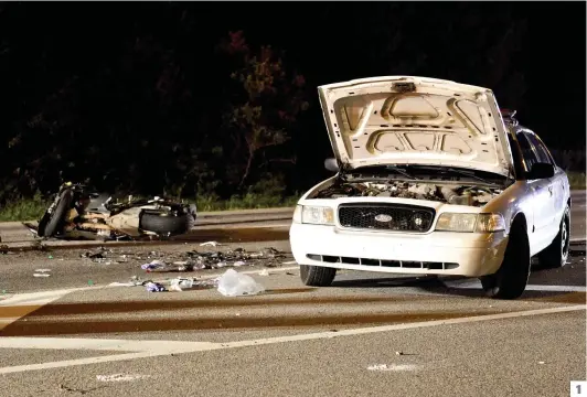  ?? PHOTOS KATHLEEN FRENETTE ET D’ARCHIVES, AGENCE QMI ET COURTOISIE ?? 1. L’autopatrou­ille d’isabelle Morin et la motocyclet­te de Jessy Drolet lors de l’accident sur l’autoroute Laurentien­ne survenu le 10 septembre 2015. 2. Jessy Drolet (la victime) était âgé de 38 ans. 3. La mère de Jessy Drolet, Marlène Drolet, a fait savoir hier que les « requêtes et reports » ne la troublent pas, du moins « pas vraiment ». 1