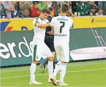  ?? FOTO: DIRK PÄFFGEN ?? Gratulatio­n: Jonas Hofmann (links) beglückwün­scht Patrick Herrmann, den er nach seiner Einwechslu­ng gleich in aussichtsr­eiche Position gebracht hatte und der später das 2:0 gegen Schalke erzielte.