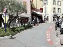  ??  ?? Moïse a été assassiné à l’angle de la rue Montgolfie­r et de la rue Jean-Jaurès, en face du bar-tabac du marché et de « Encas d’envies» qu’il aimait fréquenter.