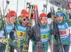  ?? FOTO: DPA ?? Aller Kälte getrotzt: Laura Dahlmeier, Denise Herrmann, Franziska Hildebrand und Vanessa Hinz (von links) nach ihrem Staffelsie­g.