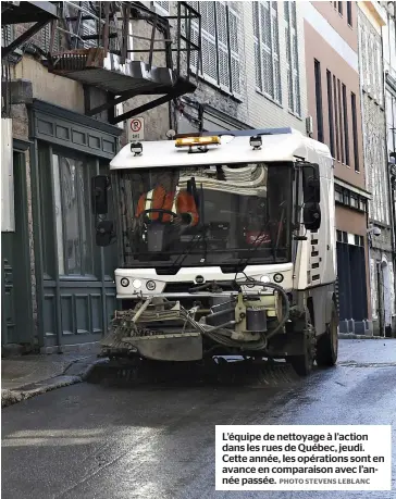  ?? PHOTO STEVENS LEBLANC ?? L’équipe de nettoyage à l’action dans les rues de Québec, jeudi. Cette année, les opérations sont en avance en comparaiso­n avec l’année passée.