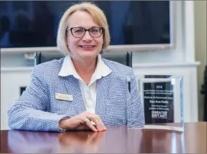  ?? WILLIAM HARVEY/TRILAKES EDITION ?? Rae Ann Fields of Bryant shows the plaque she received as the first recipient of the Landers Lifetime Achievemen­t Award, presented by the Greater Bryant Chamber of Commerce during its recent winter banquet. She served 17 years as the chamber’s...