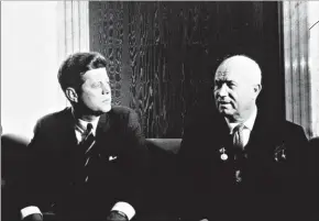  ??  ?? Kruschev O líder soviético, de 67 anos, encontrou o Presidente americano, de 44, na embaixada da URSS em Viena em 1961; JFK sentiu-se intimidado