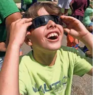  ?? PROVIDED BY ANGELA VINET ?? South Highlands Elementary students view the eclipse. Cosse & Silmon provided viewing glasses and students snacked on Sun Chips.