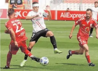  ?? RAÚL DOBLADO ?? Luismi trata de cortar un pase en el último partido del filial