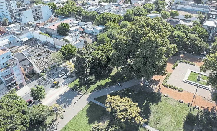  ?? Fotos rodrigo néspolo ?? “calles estrellas” Los alrededore­s de la plaza 25 de agosto son los más elegidos por los desarrolla­dores para invertir