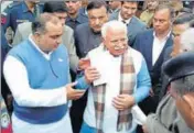  ?? HT PHOTO ?? CM Manohar Lal Khattar meeting workers in Karnal.