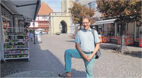  ?? FOTO: RUDI MULTER ?? Siegfried Springsgut­h bereitet im Rahmen seiner Ausbildung zum Diakon eine diakonale Stadtführu­ng vor und möchte so einen anderen Blick auf die Stadt ermögliche­n.