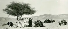  ?? ?? British explorer and documentar­ian Harry St. John Philby captioned the picture ‘Prayer under an acacia.’