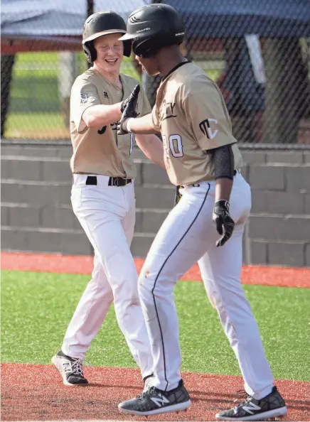  ?? ANDREW NELLES/THE TENNESSEAN ?? The Music City Saints’ Ryan Taylor (20) congratula­tes Wade Lawson after a run in the first inning on Friday.