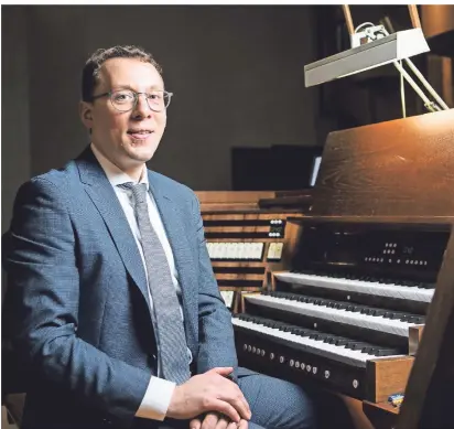  ?? FOTO: WETZLER ?? Marcel Andreas Ober an der Orgel von St. Joseph in Berlin-Wedding, dem derzeitige­n Ausweichqu­artier der Berliner Dom-Gemeinde.