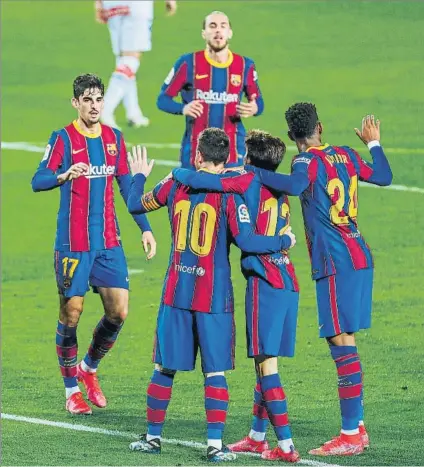  ?? FOTO: AP ?? Los jugadores del Barça, celebrando uno de los cinco goles al Alavés, con dobletes de Trincao y Messi y otro más de Junior