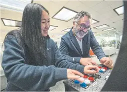  ?? RICK MADONIK TORONTO STAR ?? Raju Mudhar takes on Evelyn Kwong in a battle of Street Fighter II. Scott Bachrach, left, the chief executive of Tastemaker­s, which is recreating the arcade experience, in New York.