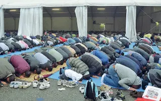  ??  ?? Islam Musulmani in preghiera. Palazzo Marino ha individuat­o 18 nuovi luoghi possibili per una moschea
