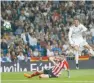  ??  ?? ↑ Cristiano Ronaldo anota de taco y evita derrota del Madrid.