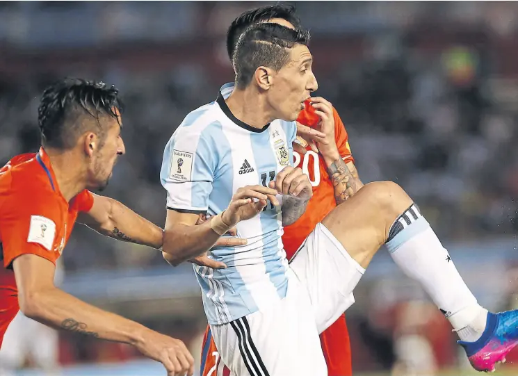  ??  ?? Di maría intenta controlar el balón, rodeado de adversario­s, como ocurrió en casi todo el encuentro; el volante tuvo una floja tarea; creó el penal, que marcó messi