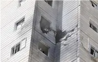  ?? (Marc Israel Sellem/The Jerusalem Post) ?? A HIGH-RISE building in Ashkelon that was damaged by a rocket launched from the Gaza Strip yesterday.