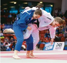  ?? Foto: dpa ?? Gemeinsam kämpfen sie für das große Ziel Olympia: Amelie (blau) und Theresa Stoll vom TSV München Großhadern.