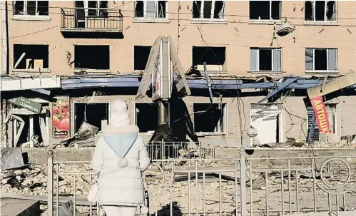  ?? AEènEcie BELBarcETc ?? Una dona observa amb atenció les destrosses en un edifici després del bombardeig en una estació de metro de Kíiv
