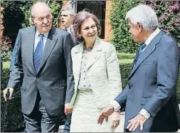  ?? JOSÉ MANUEL VIDAL / EFE ?? Joan Carles i Sofia, amb Felipe González, dijous, a Sevilla