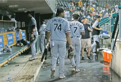  ?? DUANE BURLESON/GETTY IMAGES ?? Left fielder Eloy Jimenez and shortstop Tim Anderson leave the dugout after the Sox’ 4-3 loss to the Tigers at Comerica Park on Monday,