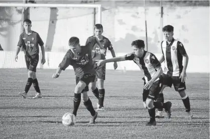  ?? Foto: M.A. Galilea ?? Un jugador de Osasuna trata de marcharse de un rival del Levante.