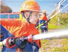  ??  ?? Volle Konzentrat­ion und „Wasser marsch!“: Die Jugendfeue­rwehr Langenarge­n/Oberdorf demonstrie­rt ihr Können.