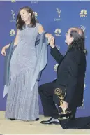  ??  ?? ROMANTIC FLOURISH. Glenn Weiss re-enacts his proposal to Jan Svendsen after receiving the Emmy for Outstandin­g Directing for a Variety Special – the Oscars.