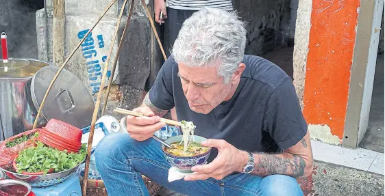  ?? Alex welsh / nyt ?? En los rincones más inesperado­s del mundo, Bourdain disfrutaba de la buena comida frente a una cámara de TV