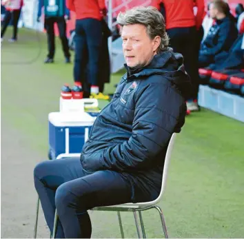  ?? Foto: Roland Geier ?? Sein Platz muss neu besetzt werden: Der FC Ingolstadt hat sich am Montag nach fünf Spielen ohne Sieg von seinem Trainer Jeff Saibene getrennt.