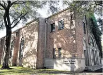  ?? Melissa Phillip / Staff photograph­er ?? The Freed-Montrose Neighborho­od Library is more than 70 years old and resides in an old church.