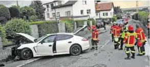  ?? KAPO SZ ?? Der 29-jährige Lenker setzte seinen Porsche Panamera gegen die Mauer.