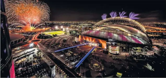  ??  ?? COMPLEJO IMPRESIONA­NTE. El Khalifa Stadium es la joya de la ciudad deportiva Aspire de Doha. Será sede de los Mundiales de atletismo en 2019 y de los de fútbol en 2022.
