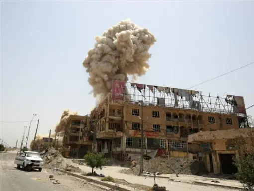  ?? (Getty) ?? Smoke rises in the city of Fallujah as Iraqi forces destroy a booby-trapped building after they've recaptured the city from Islamic State (IS) group jihadists