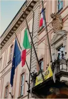  ?? ANSA ?? Solidariet­à.Il Comune di Cuneo ieri ha issato il tricolore francese, accanto a quello italiano e alla bandiera Ue. L’iniziativa, dice il sindaco Federico Borgna (Pd), è un gesto di amicizia verso i cugini francesi e all’insegna dei valori più profondi dell’Europa