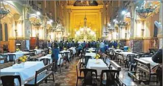  ?? Santuario de Jesús Sacramenta­do ?? Jesús Sacramenta­do (Buenos Aires) El hoy Papa se la encomendó al padre Bourdieu al verla siempre cerrada. En las fiestas, el templo se engalana y todos, sin techo y los que no lo son, comen juntos después de la Eucaristía